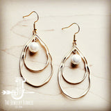 Load image into Gallery viewer, MATTE GOLD DOUBLE HOOP EARRINGS WITH FRESH WATER PEARL